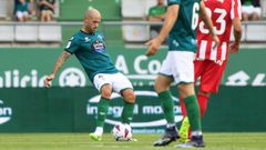 Jon Garc�a, en la imagen en duelo ante el Sporting, es el �nico central diestro natural de la plantilla.