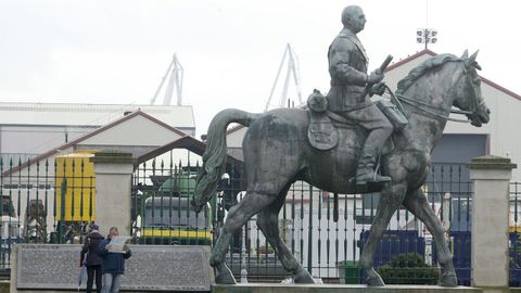 En suelo militar, ubicada en el patio del centro cultural Herreras, qued instalada la estatua entre el 2002 y el 2010.