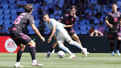 Jutgl� intenta progresar, durante el partido que se est� celebrando en Bala�dos contra el M�laga.