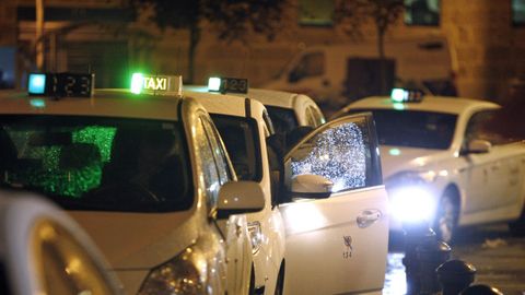 Parada de taxi en Porta Faxeira, en imagen de archivo y con taxis preparados para partir.