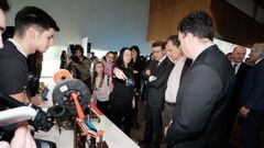 Alumnos del Valle-Inclan de O Grove explican a Pedro Duque sus proyectos de ciencia