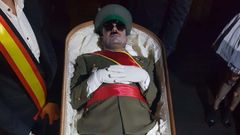 Pelayo Gonz�lez llega a la fiesta de Halloween, disfrazado de Franco, dentro de un furg�n f�nebre