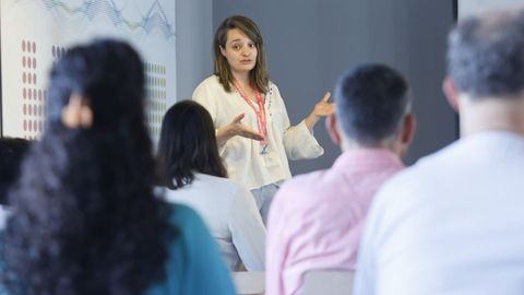 La uróloga del HULA, Eva Cambón, este lunes en una charla informativa en el hospital como parte del programa por el Día Mundial del Cáncer de Próstata.