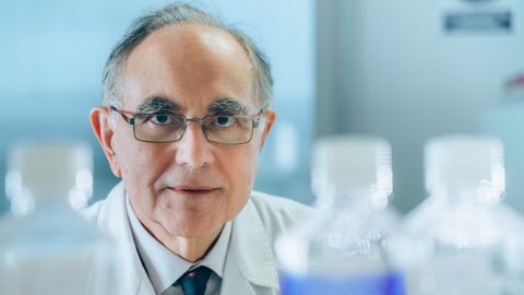El profesor Antonio Campos, en su laboratorio de la Universidad de Granada.