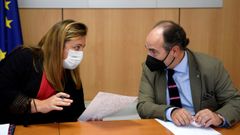 La consejera de Educaci�n, Lydia Espina (d), y el rector de la Universidad de Oviedo, Ignacio Villaverde (i), atienden a los medios tras celebrar una reuni�n este lunes en Oviedo