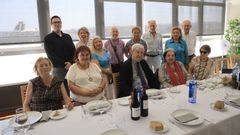 La hist�rica Asociaci�n de Artistas organiz� en el Casino una comida de homenaje a Mary Carmen Calvi�o, socia de toda la vida y directiva del colectivo. Ah� la tienen, la segunda por la derecha sentada, con algunos de los asistentes. 