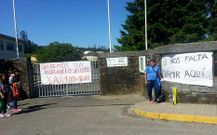 En el exterior del colegio reivindican con pancartas el cambio horario.