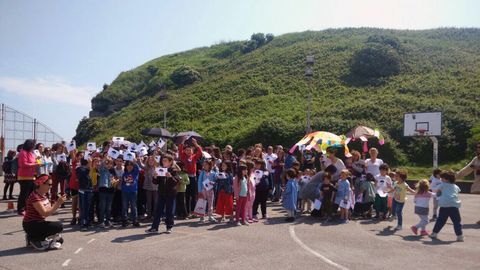 Una protestas del colegio Honesto Bataln, en 2018, en la pista, ahora en obras