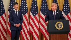 El nuevo mandatario de la Fed, Kevin Warsh, durante su toma de posesi�n junto a Donald Trump. 