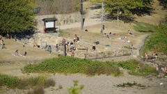 Ba�istas en la zona termal de A Chavasqueira, en Ourense, tomando el sol en agosto del 2023.