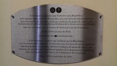 Placa en memoria de los republicanos perseguidos, en el CCAI