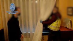 Un detenido por corrupci�n de menores a trav�s de Internet, durante el registro policial de su domicilio, en Gij�n