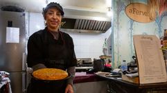 Marta Santiago, con una tortilla reci�n preparada en su puesto del mercado de abastos de Pontevedra.