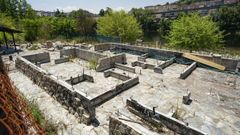 El z�calo de granito se conservar� en la reconstrucci�n de las termas de pago de A Chavasqueira.