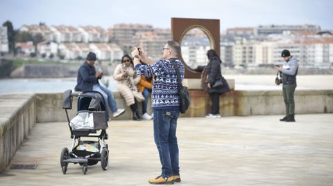 Turistas este jueves, 2 de enero, en el paseo de Silgar, en Sanxenxo