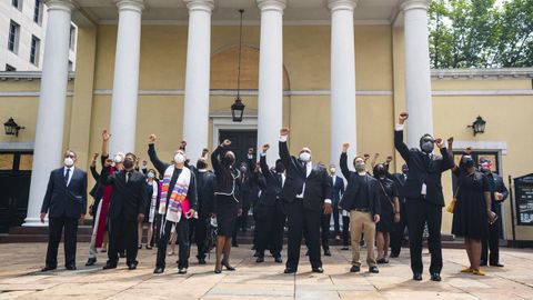 Protesta, ante Saint John. Los l�deres religiosos de Washington levantan los pu�os ante la iglesia donde Trump pos� con la biblia y que provoc� la carga policial contra una manifestaci�n 