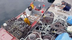 Las nasas del pulpo ocupan mucho espacio en barcos de bajura, que deben ir con precaucin para trasladarlas del puerto al caladero, y viceversa, porque entraa riesgos cuando hay mal tiempo (foto de archivo)