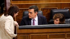 Pedro S�nchez y Carmen Calvo charlan con su compa�era Adriana Lastra