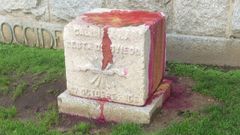 El monolito franquista de la plaza del Fresno pintado