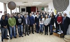 Foto de familia de los estudiantes premiados, con responsables acad�micos e institucionales. 