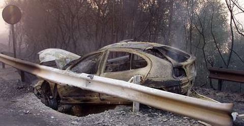 Coche en el que viajaban las dos mujeres que murieron en el incendio de agosto del 2006.