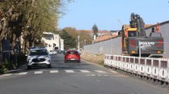 Polic&iacute;a Local y circulaci&oacute;n en los dos sentidos este viernes por la tarde en Irmandi&ntilde;os, tras prescindir de la rotonda provisional habilitada en el inicio de la Cuesta de Mella.