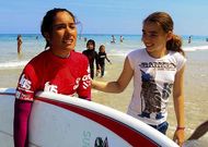 Los surfistas y los nadadores del campeonato de socorrismo llenaron de color la zona de ba�o.