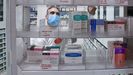 Una foto de archivo de un farmac�utico abriendo un caj�n con antibi�ticos.