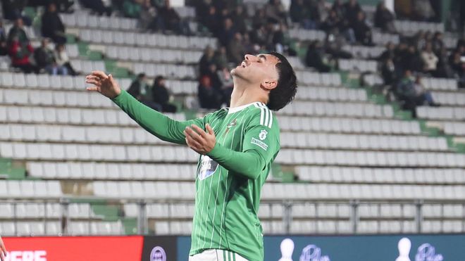 Escobar, en imagen de archivo, lamentando una ocasi&oacute;n marrada en A Malata.