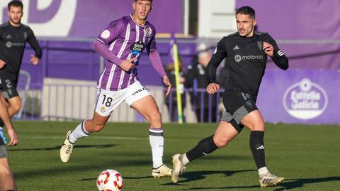 Samu Rodriguez, centrocampista del Compos, ante el Real Valladolid Promesas, el 21 de diciembre del 2024