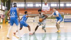 Larousse se marcha de tres contrarios antes de encestar.