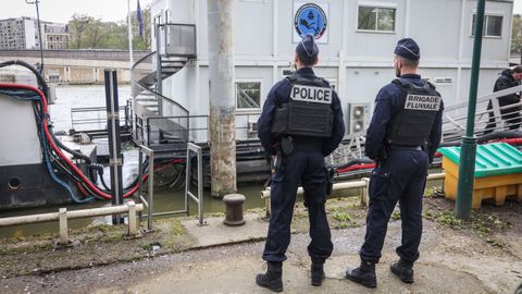 Policias en las orillas del ro Sena.