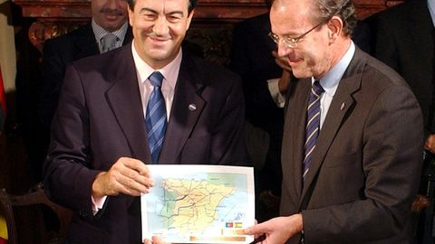 Para el 2009. Cascos y Carmona mostraban en el 2003 el mapa de la alta velocidad peninsular. El tren rápido entre Oporto y Vigo se había pintado para el 2009. Los presidentes Aznar y Barroso certificaban con su aplauso el calendario. Lanzaban así el tercer estudio sobre la salida sur tirando los dos anteriores, que habían costado dos millones de euros.