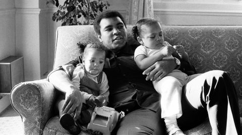 Mohamed Al con sus dos hijas en 1978. 