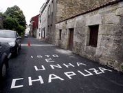 La pintada muestra el enfado de los vecinos con el asfalto. 