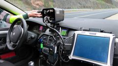 Imagen de un equipo de radar en un coche patrulla de la Guardia Civil de Tr�fico.
