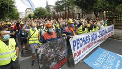 Incansables, los empleados de Alcoa se manifestaron otra vez este viernes en Santiago, a las puertas del Parlamento de Galicia, que se constitua