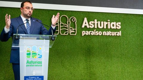 El presidente del Principado de Asturias, Adri�n Barb�n (2i), asiste al D�a de Asturias que se celebra, este jueves, en Fitur