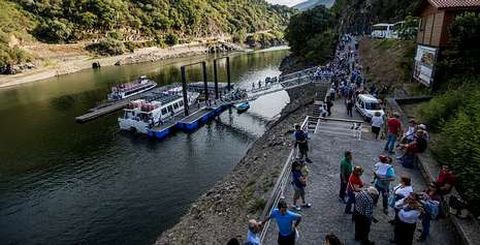 <span lang= es-es >Lleno en el can del Sil</span>. Los barcos que recorren el Sil han navegado repletos estos das. El quinto fin de semana de agosto fue un buen colofn a un gran mes para el turismo en la Ribeira Sacra. En la foto, el embarcadero de Doade el sbado a las siete de la tarde, con un pasaje recin apeado y otro a punto de iniciar el ltimo recorrido del da. 