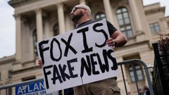Un seguidor de Trump protesta conra las �mentiras� de la Fox