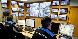 La sala de pantallas de la Polic�a Local permite acceder a un total de 27 c�maras repartidas por toda la ciudad de Pontevedra. 