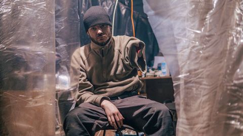 Un soldado de Azov  herido, en el hospital de campa�a montado en un b�nker de la acer�a de Azovstal, en Mari�pol.