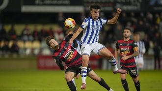 Gorka Carrera luchando el bal�n en su debut como titular con el primer equipo de la Real Sociedad