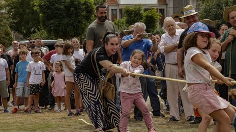 Ni�os y mayores disfrutaron del tiro de cuerda en Escair�n