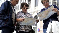 Cruceristas consultando mapas de Ferrol 