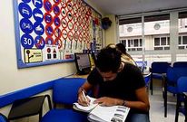 En la imagen de archivo, alumnos preparando las clases te�ricas en una autoescuela