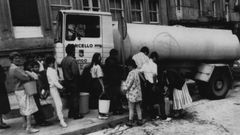La poblaci�n se vio obligada a coger agua en camiones cisterna.