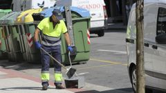 Un operario de PreZero, la actual concesionaria del servicio de residuos y limpieza viaria de Pontevedra