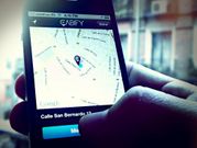 Un usuario utiliza su mvil para contratar Cabify en Mxico.