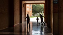 Unos ni�os juegal al f�tbol en una zona privada de una comunidad de vecinos en Barcelona